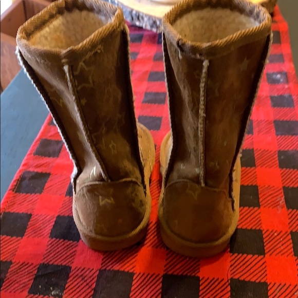 Toddler size 5 fuzzy boots with gold stars - Picture 3 of 5